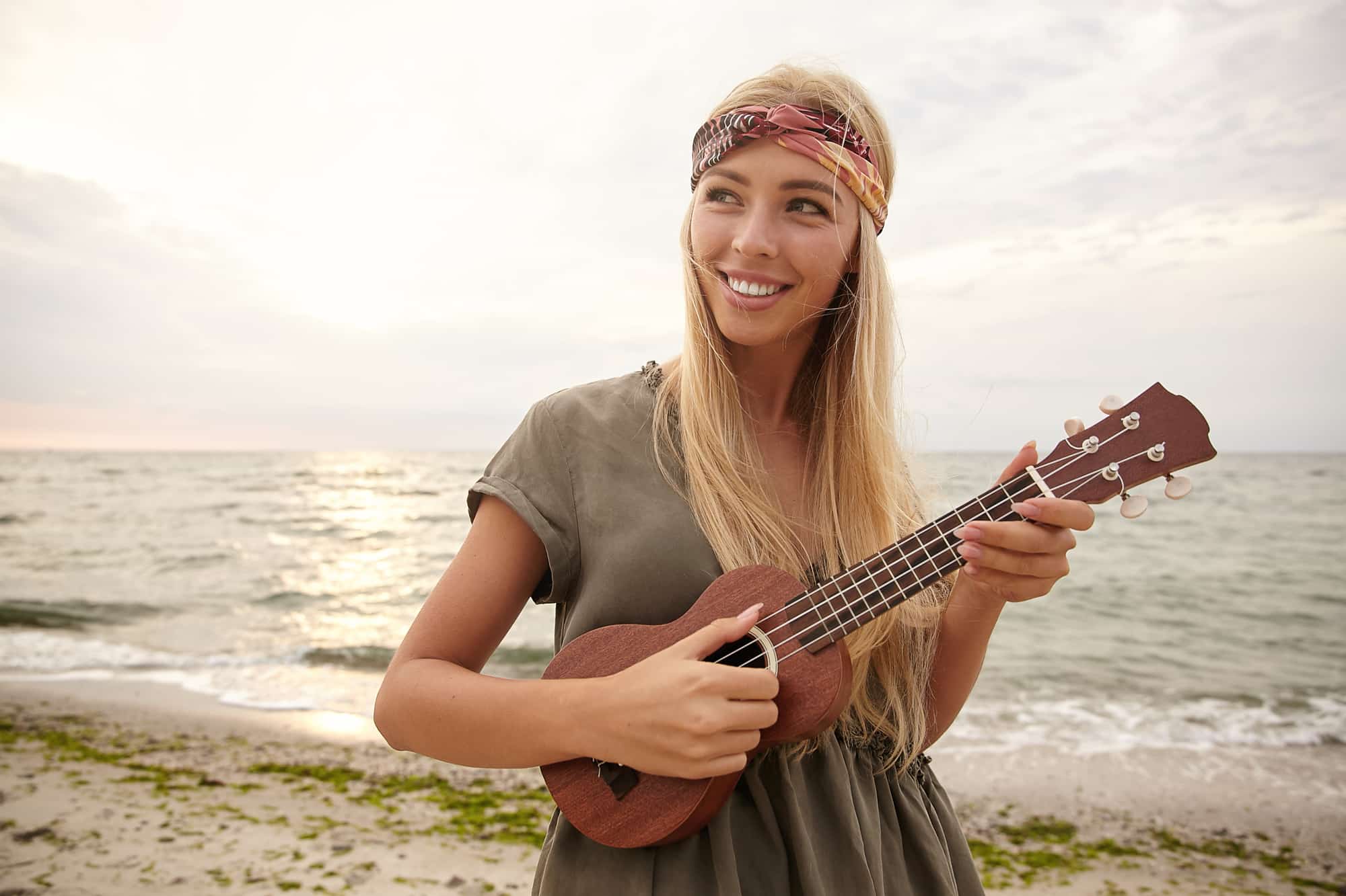 Popularność ukulele nie wzięło się znikąd. Mimo, że wygląda jak miniatura gitary, to jest to pełnoprawny instrument muzyczny. Popularność ukulele nie wzięło się znikąd. Mimo, że wygląda jak miniatura gitary, to jest to pełnoprawny instrument muzyczny.